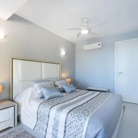Luxury Villa With Sea Views, Private Pool & Jacuzzi Lagos